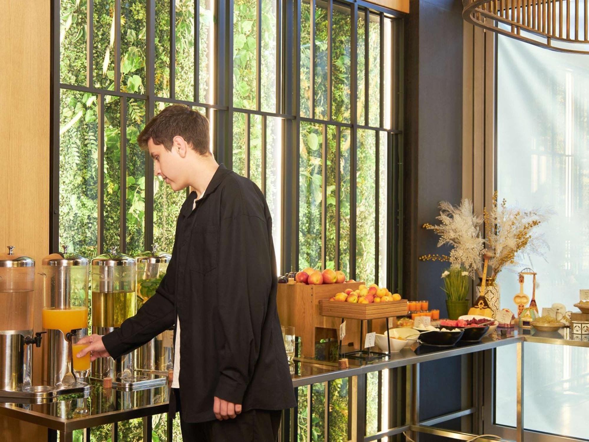 Novotel Living Almaty Jetisu Eksteriør bilde